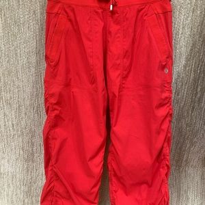 Lululemon-cropped studio pant, red, size 4